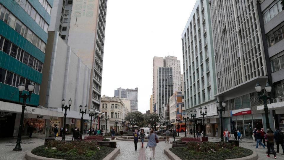 Rua XV em dia sem sol e de frio