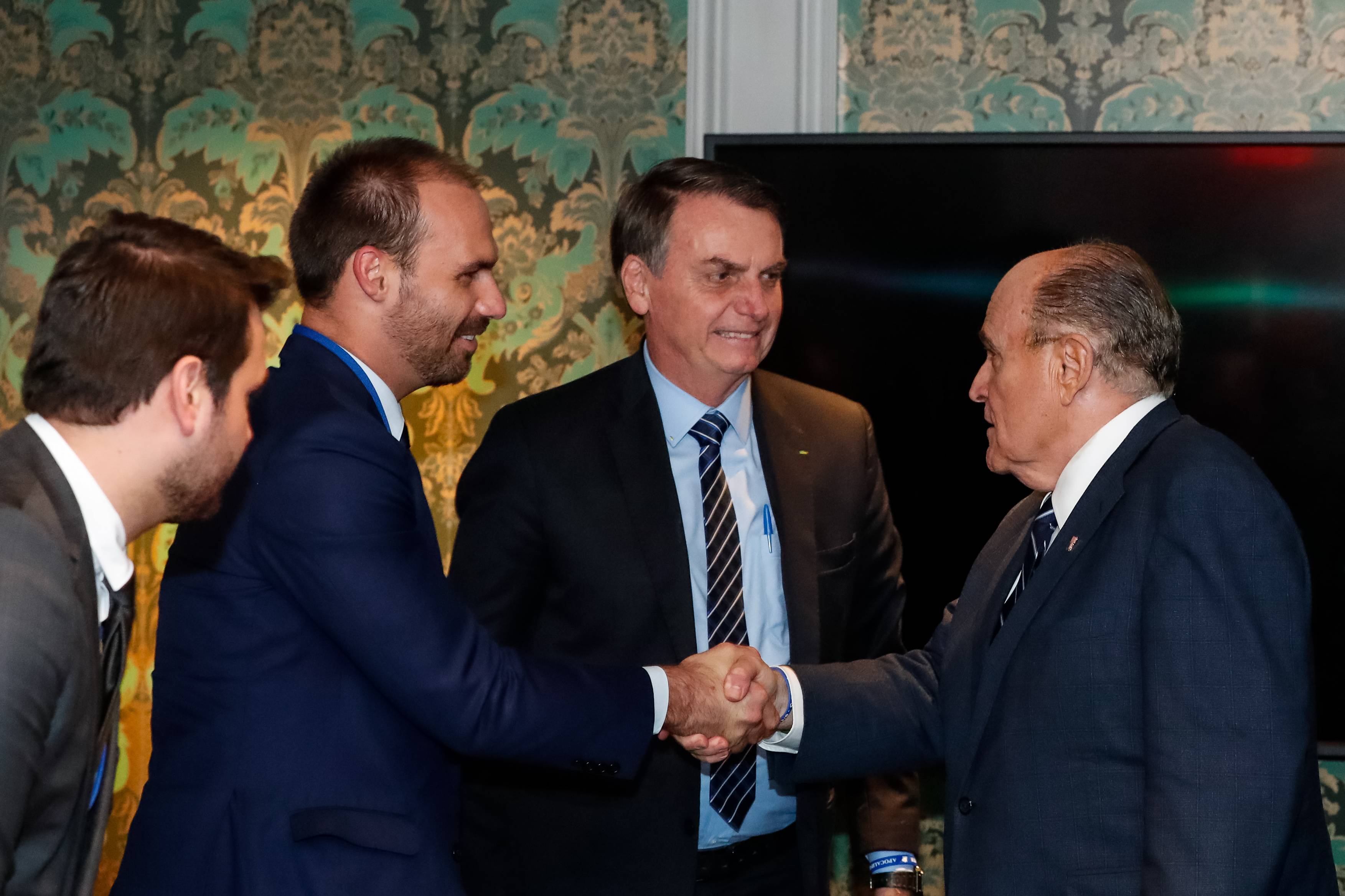 Eduardo e Jair Bolsonaro se encontraram com Rudolph Giuliani, ex-prefeito da cidade de Nova York.