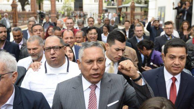 Deputado pró-Maduro Pedro Carreno (centro) chega para sessão na Assembleia Nacional, Caracas, 24 de setembro de 2019