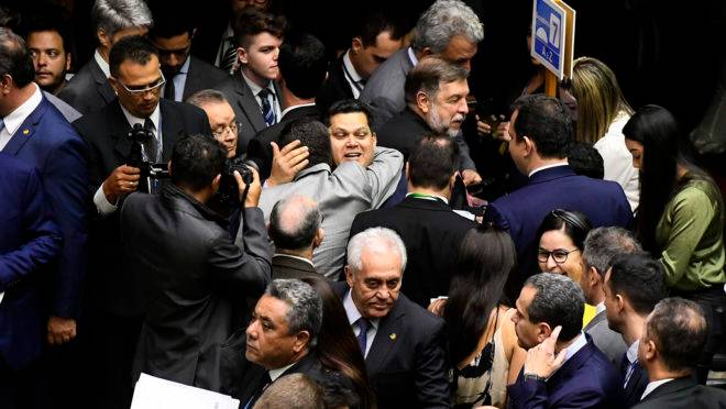 Presidente do Congresso, Davi Alcolumbre (DEM-AP), foi cumprimentado por parlamentares antes, durante de pois da sessão que derrubou vetos de Bolsonaro.