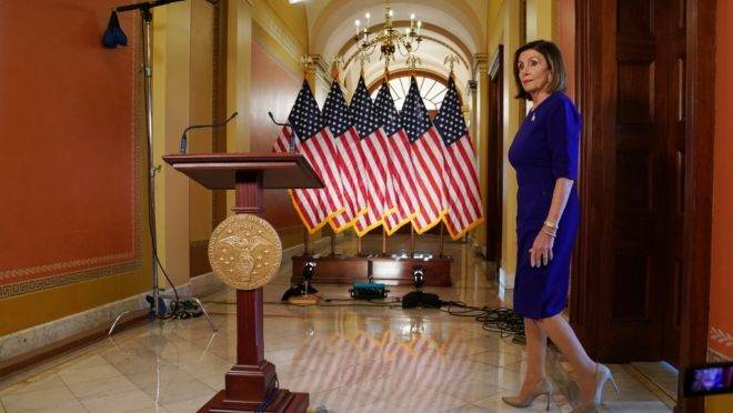 A presidente da Câmara dos Representantes dos EUA, democrata Nancy Pelosi, antes de fazer anúncio sobre o processo de impeachment do presidente Trump, no Congresso, Washington, 24 de setembro de 2019