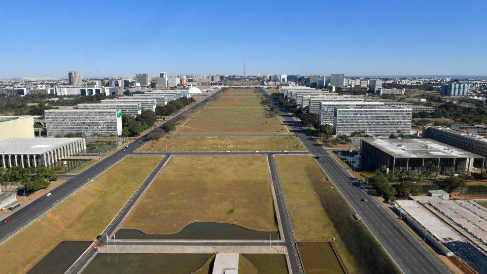 Servidores passam imunes à redução de salário, apesar de propostas tramitando no Congresso Banco de imagens externas (BIE) – Brasília vista de cima.
Esplanada dos Ministérios – Eixo Monumental.
Foto: Leopoldo Silva/Agência Senado