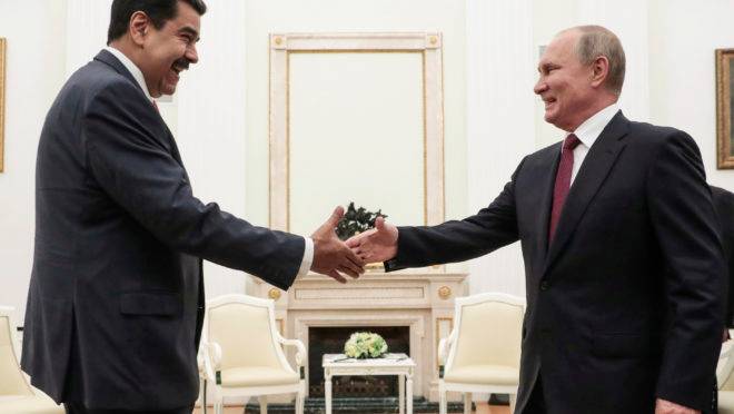 O presidente russo, Vladimir Putin, cumprimenta o ditador venezuelano Nicolás Maduro