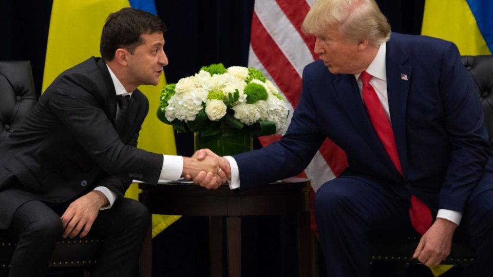 Mensagens reveladas indicam pressão de Trump sobre a Ucrânia O presidente da Ucrânia, Volodymyr Zelenski (esq.), e o presidente dos EUA, Donald Trump, em encontro em Nova York, 25 de setembro de 2019, às margens da Assembleia Geral da ONU
