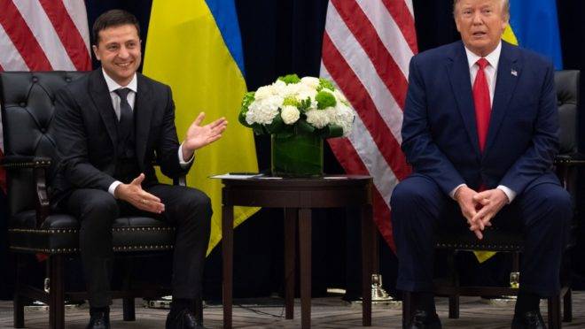 O presidente da Ucrânia, Volodymyr Zelenski (esq.), e o presidente dos EUA, Donald Trump, em encontro em Nova York, 25 de setembro de 2019, às margens da Assembleia Geral da ONU