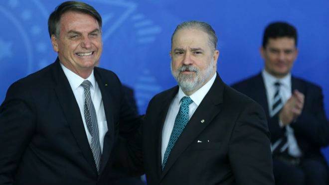 O presidente Jair Bolsonaro dá posse ao novo procurador-geral da República, Augusto Aras, no Palácio do Planalto.