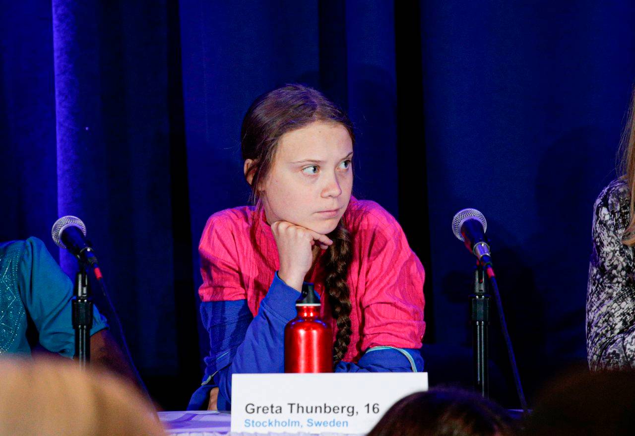 A ativista Greta Thunberg participa de uma coletiva de imprensa na qual 16 crianças de todo o mundo apresentaram suas demandas sobre a crise climática ao Comitê dos Direitos da Criança das Nações Unidas, no prédio da UNICEF, 23 de setembro de 2019, em Nova York.