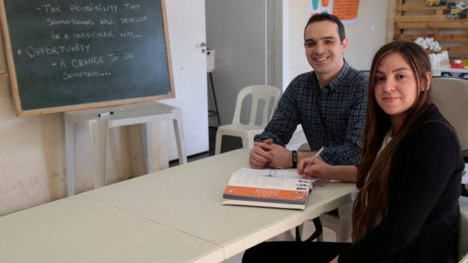Mayara Sanches aprendeu inglês em um ano e meio em projeto social comandado por professor Rodrigo Rodrigues