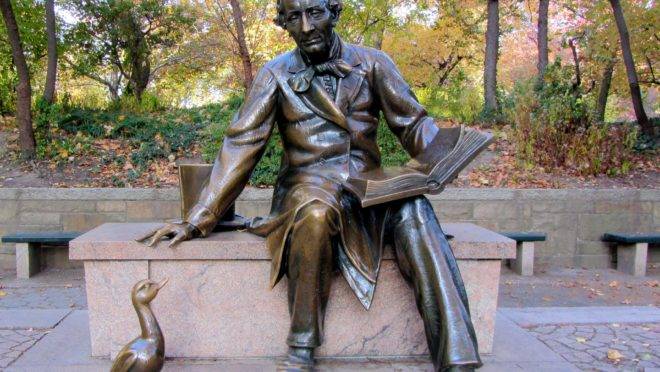 Estátua de Hans Christian Andersen no Central Park: remoção de símbolos masculinos deve ser uma prioridade para o prefeito Bill de Blasio.
