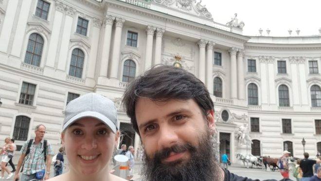 O analistas de sistemas Denis Cimenta e a esposa Karoline Sthephany Cimenta. Depois de três dias de espera causada pelos cancelamentos e atrasos de voos conseguiram se encontrar para as férias na Europa.