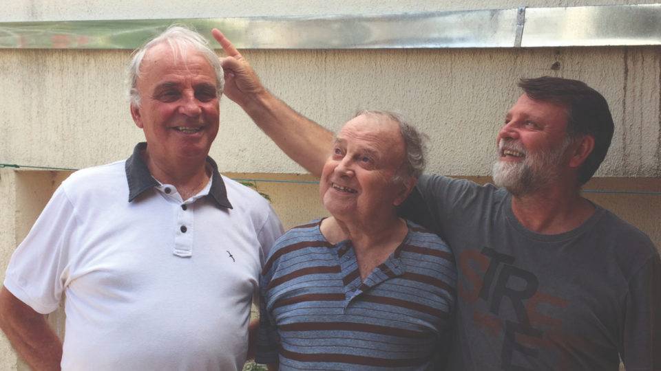 Olexij Jedyn: contribuiu para manter vivas memórias da Segunda Guerra Olexij (no meio) com seus irmãos: lembranças da vida na Ucrânia para as gerações mais novas.