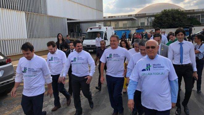 Membros do Muda, Senado indo do Congresso à Praça dos Três Poderes para manifestação no último dia 25.