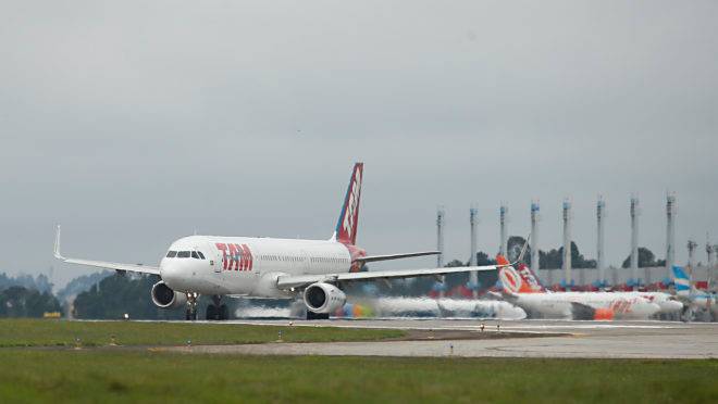 Avião da TAM no Afonso Pena