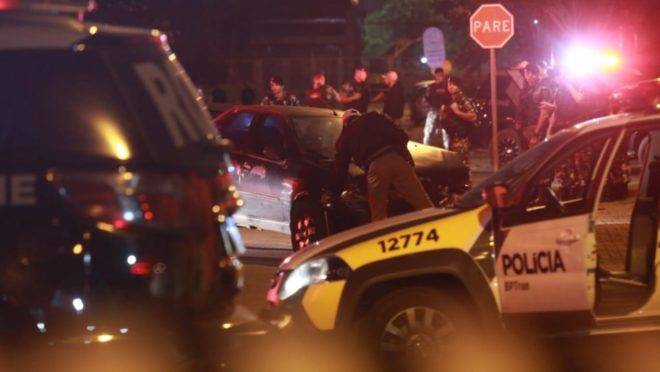 A troca de tiros aconteceu no bairro Hauer, na noite de sexta-feira (27).