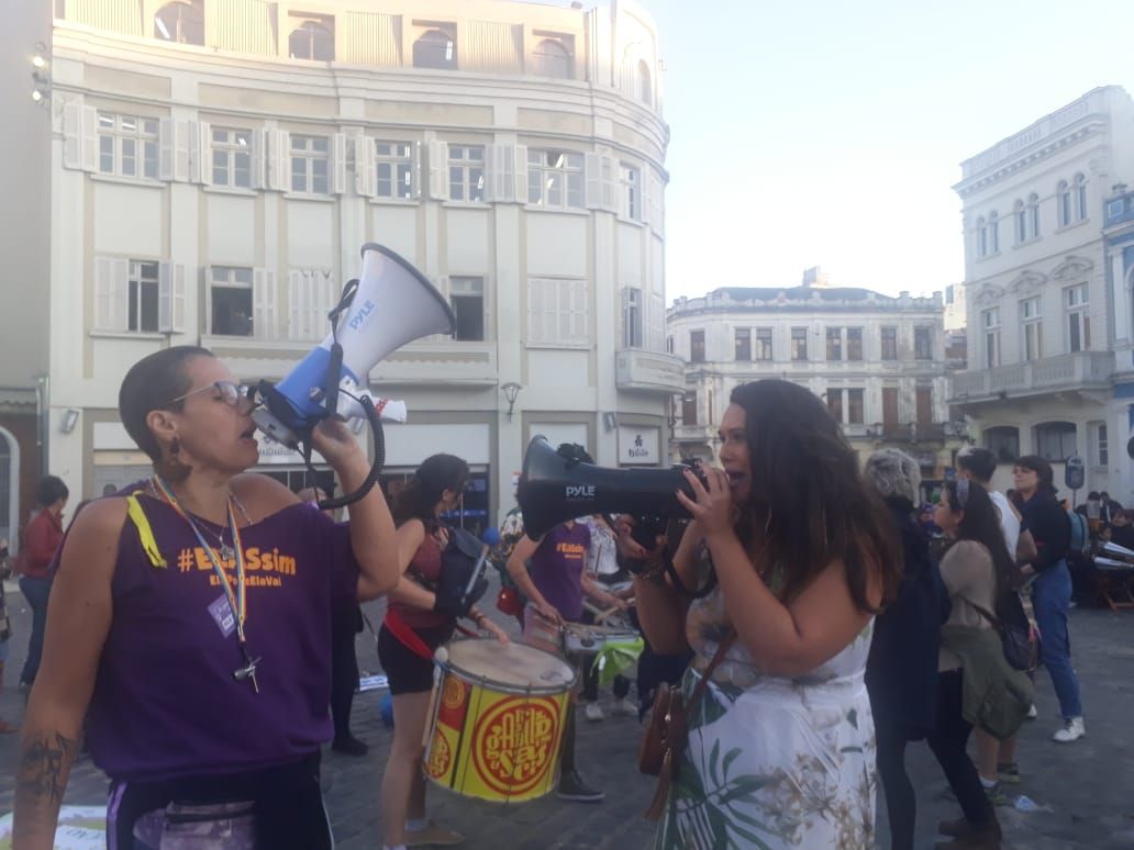 Protesto contra Bolsonaro reúne homens, mulheres e crianças neste sábado (28) em Curitiba
