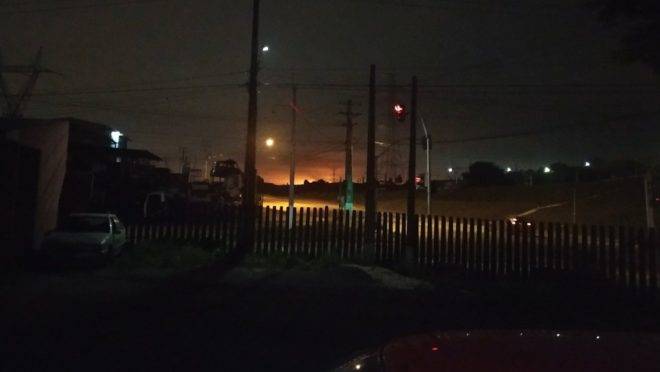 Chamas assustam moradores na madrugada deste domingo (29)