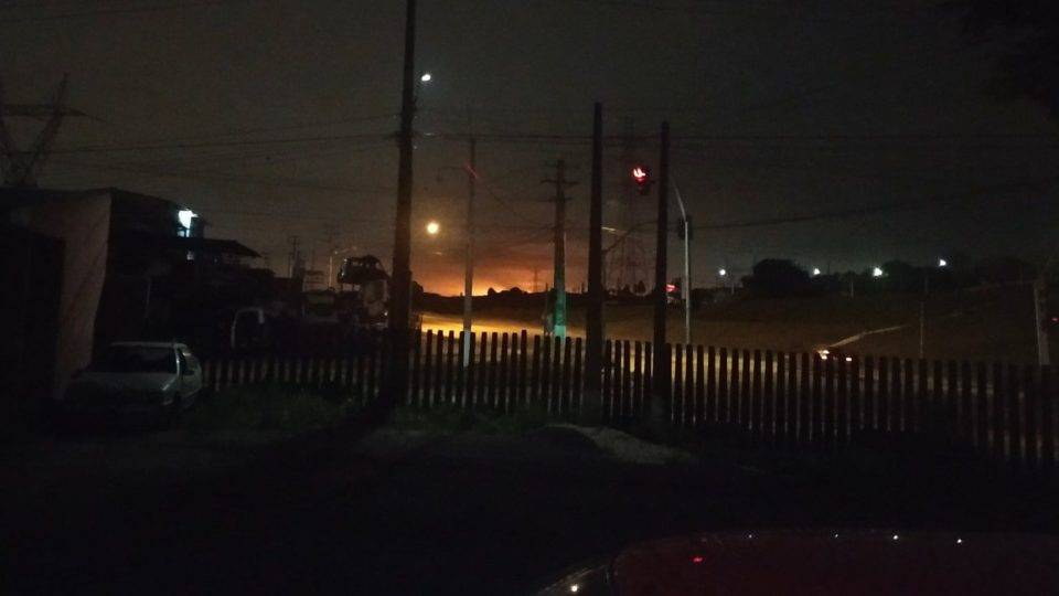 Chamas assustam moradores na madrugada deste domingo (29)