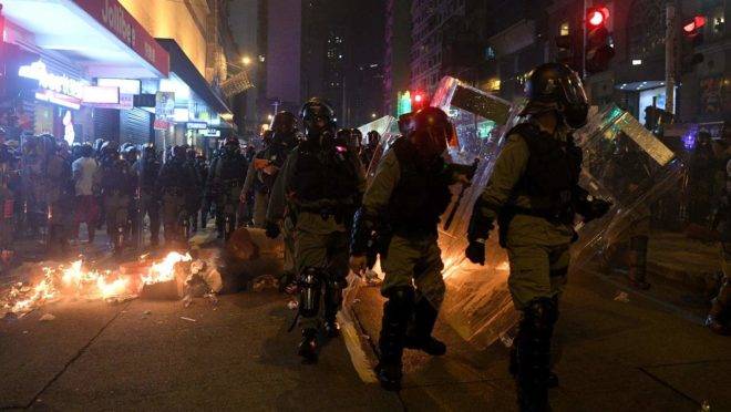 Polícia usou gás lacrimogênio nos protestos de 2019 em Hong Kong.