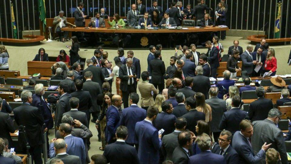 Quem são os deputados com mais assessores (e os que pagam os maiores salários) Plenário da Câmara dos Deputados