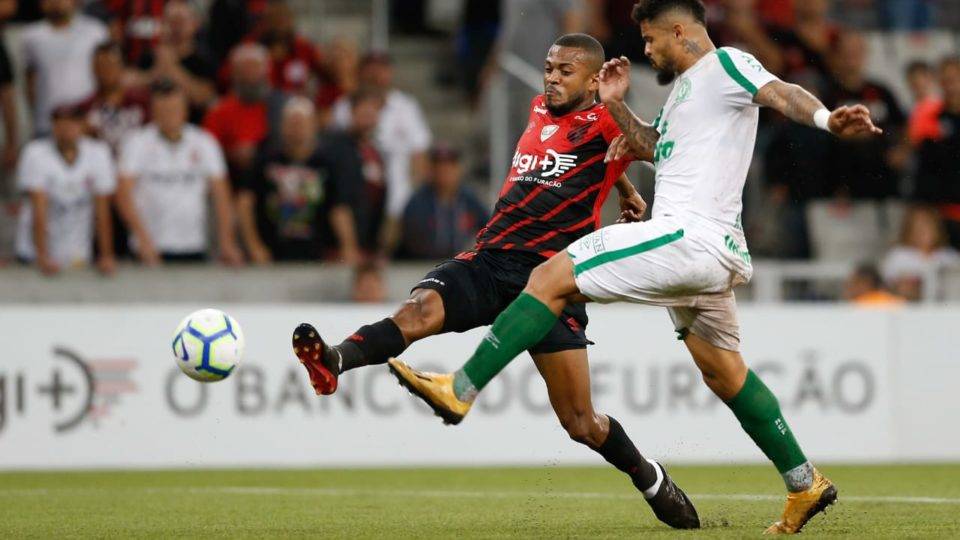 Lance da partida entre Athletico e Chapecoense.