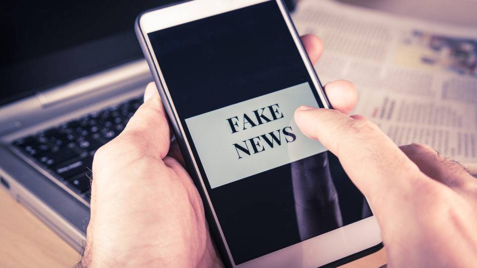 WhatsApp bane mais de 1,5 milhões de contas no Brasil por fake news Mesmo com o banimento, algumas das redes de fake news ligadas a políticos continuam ativas até hoje