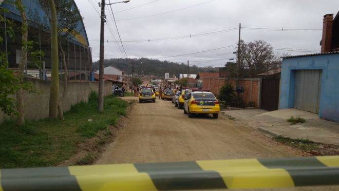 Rua do crime com várias viaturas da PM