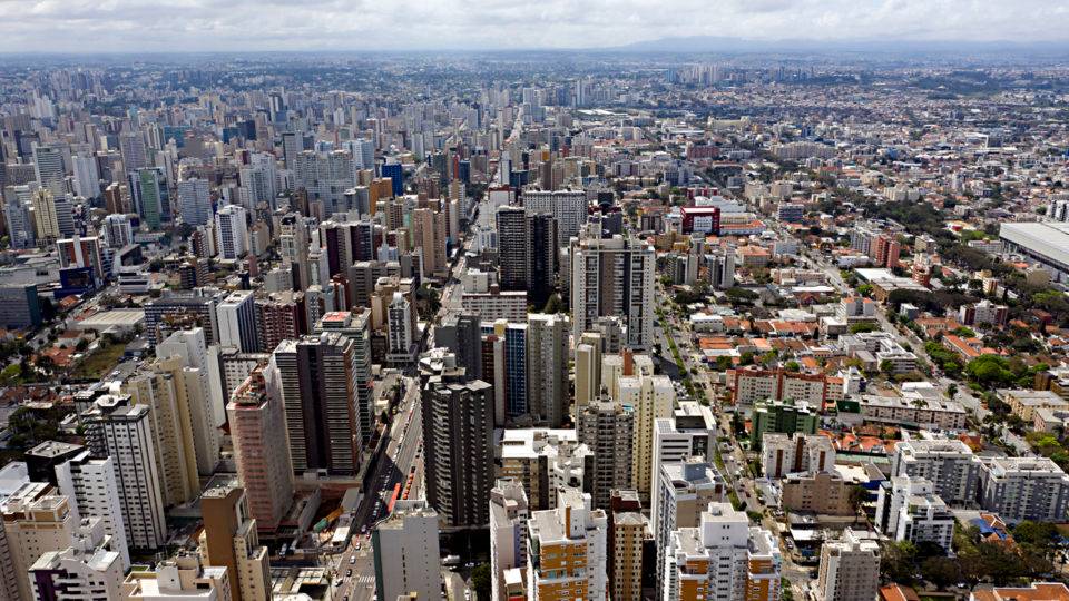 O que Curitiba será quando crescer? Lei prevê uma capital mais diversificada Foto aérea de Curitiba.