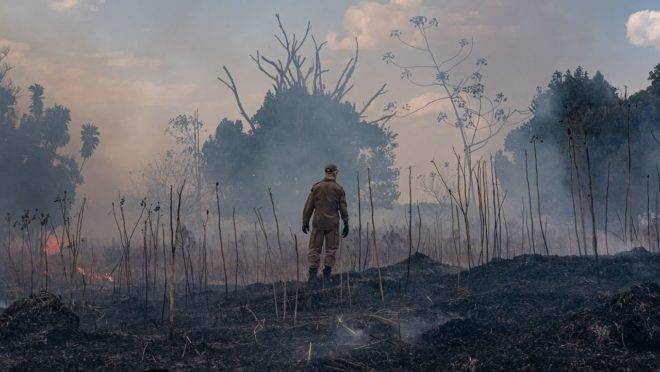 Bombeiro combate incêndio em Sorriso (MT)