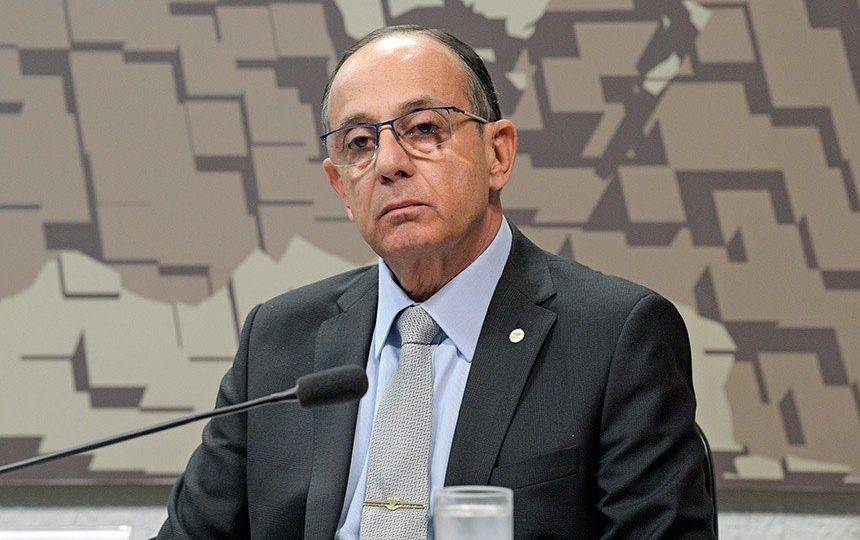 Demitido do governo, presidente do Incra continua trabalhando O general Jesus Corrêa, demitido do Incra.