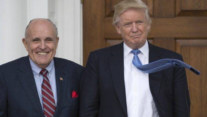 O presidente americano Donald Trump (à direita) e o seu advogado, Rudy Giuliani, em 20 de novembro de 2016