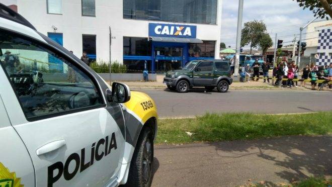 Viatura da PM ao lado da agência assaltada