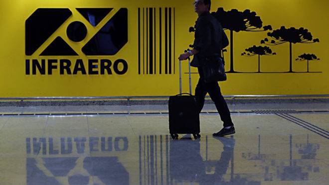 Passageiro no Aeroporto Afonso Pena, em Curitiba.