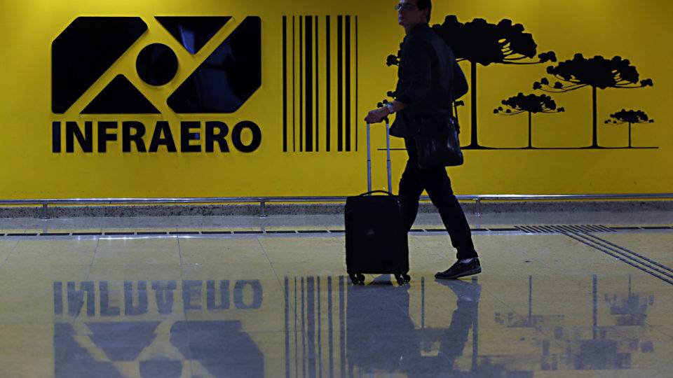 Desconto em passagens aéreas: Saguão do Aeroporto de Curitiba
