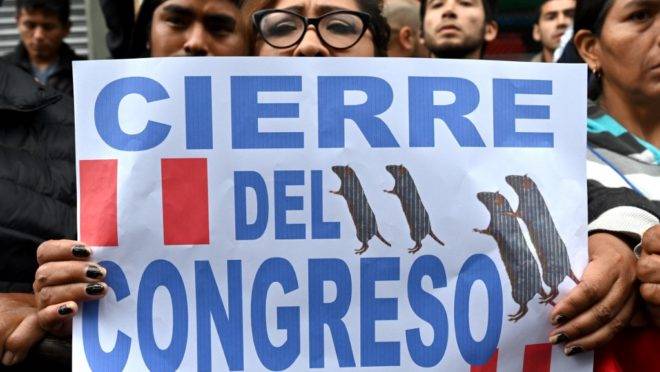 Manifestantes demandam a dissolução do Congresso e protestam contra parlamentares em Lima, Peru, 30 de setembro de 2019