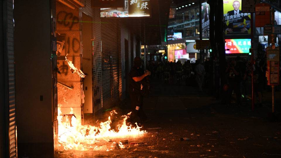 Manifestação em Hong Kong termina em violência