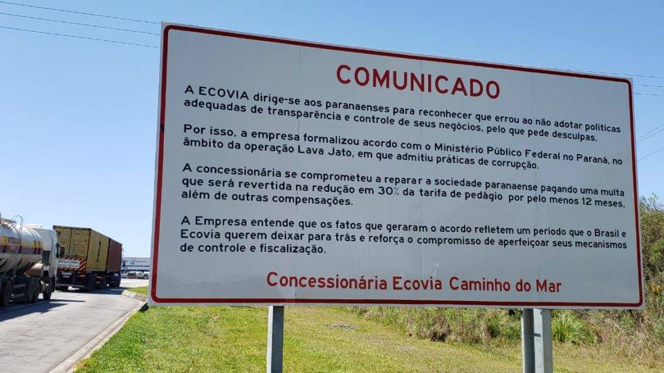 Placa com pedido de desculpas da Ecovia