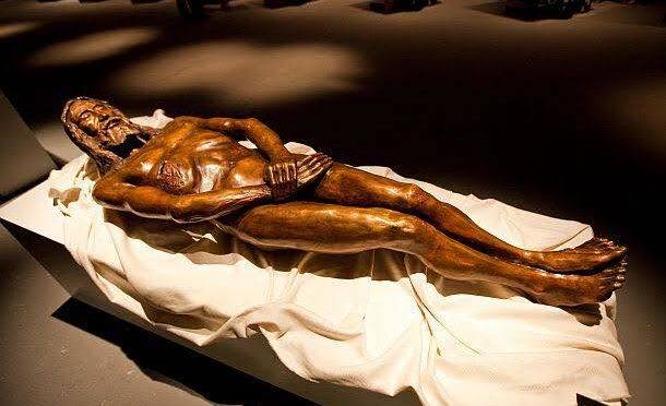 Exposição reúne réplicas de símbolos da trajetória de Jesus.
