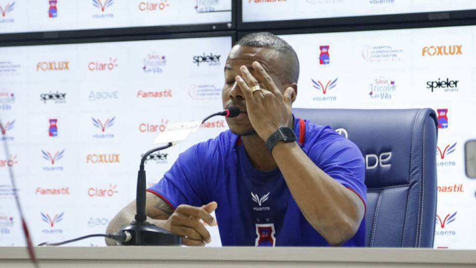 Prisão, drogas, depressão: lateral do Paraná se emociona ao relembrar passado Guilherme Santos se emocionou ao conceder entrevista no Paraná Clube