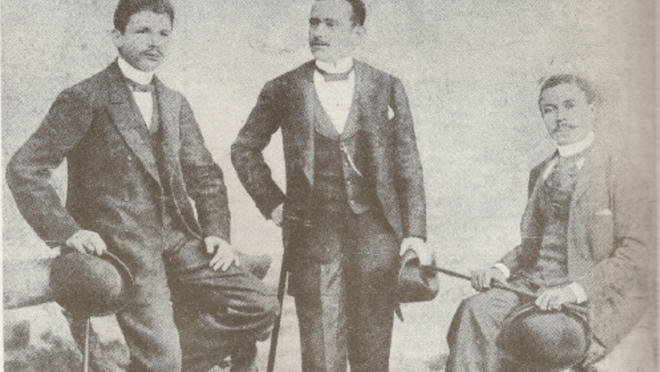 Foto de 1891, da esquerda para a direita os amigos poetas: Horário de Carvalho, Virgílio Várzea e Cruz e Sousa.