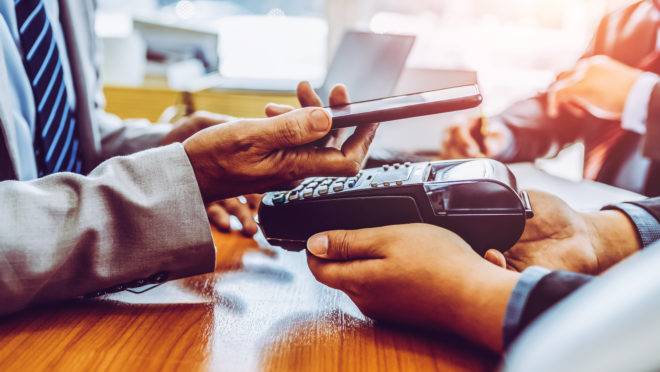 Invisível, gratuita e instantânea: nova indústria de pagamentos pode tirar bilhões do segmento bancário nos próximos seis anos