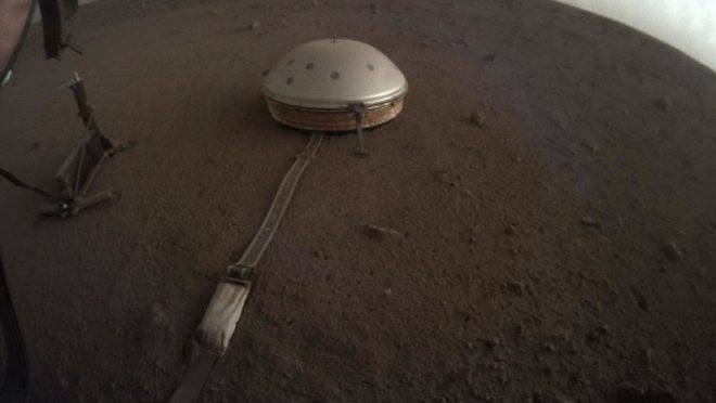 Sismômetro coberto de cúpula, conhecido como SEIS, pertencente à sonda InSight da NASA, em Marte