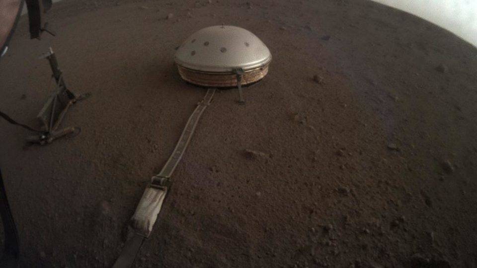 Sismômetro coberto de cúpula, conhecido como SEIS, pertencente à sonda InSight da NASA, em Marte