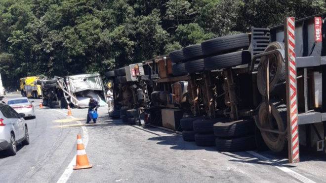 Caminhões tombados na 376