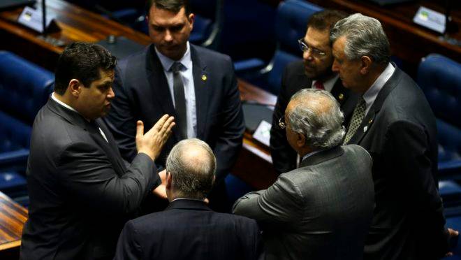 O presidente do Senado, Davi Alcolumbre, conversa com senadores durante sessão deliberativa extraordinária para votação dos destaques da reforma da previdência.