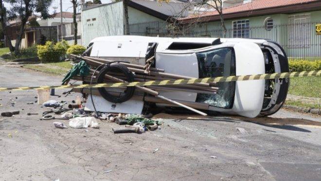Carro a serviço da Sanepar ficou capotado na rua.