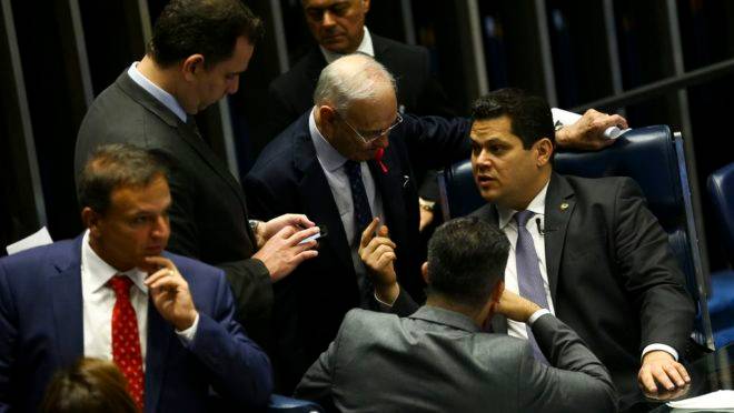 O presidente do Senado, Davi Alcolumbre, durante sessão deliberativa extraordinária para votação dos destaques da reforma da previdência.