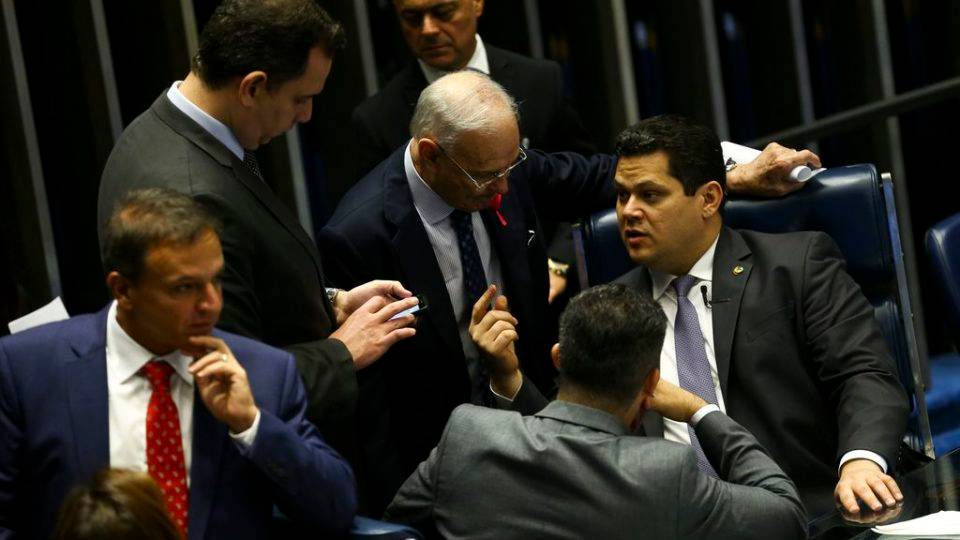 O Senado tira sua lasquinha da Nova Previdência O presidente do Senado, Davi Alcolumbre, durante sessão deliberativa extraordinária para votação dos destaques da reforma da previdência.