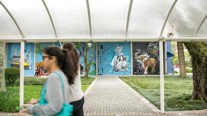 Pessoas em campus da PUC em Curitiba