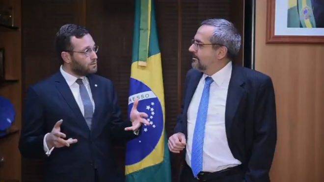Deputado Filipe Barros (PSL-PR) com o ministro da Educação, Abraham Weintraub.