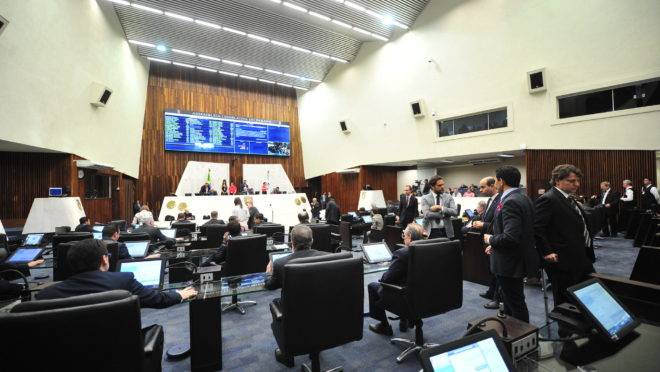 Sessão na Assembleia Legislativa do Paraná.